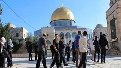 عشرات المستوطنين يقتحمون 