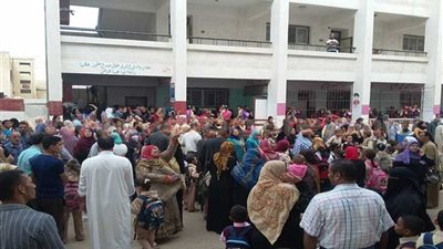 أولياء الأمور في مدارس بني سويف فجرًا لحجز 