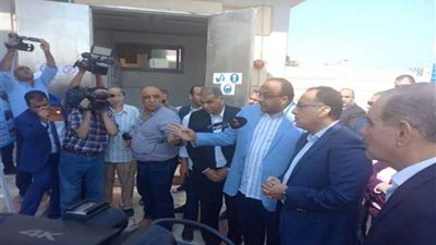 رئيس الوزراء يتبادل الحديث مع مرضى الفشل الكلوي بمستشفى أسيوط الجامعي