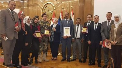 محافظ الجيزة يرافق أسرة الشهيد عقيد أحمد محمود شعبان في أول أيام الدراسة