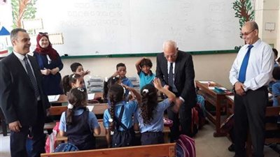 محافظ بورسعيد يشارك طلاب بورسعيد الثانوية العسكرية طابور الصباح وتحية العلم باليوم الأول للعام الدراسي