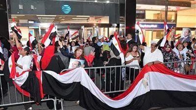 استقبال حافل من الجاليات المصرية للرئيس السيسي أمام مقر إقامته بنيويورك (فيديو وصور)
