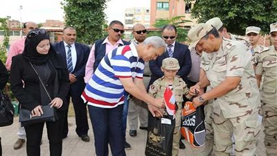 محافظ المنوفية يؤدي التحية العسكرية لنجل شهيد القوات المسلحة