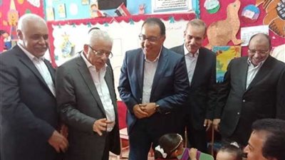 رئيس الوزراء يتفقد مدارس الرعاية واليابانية.. 