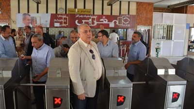 رئيس مترو الأنفاق يتابع إنشاء منافذ جديدة لصرف التذاكر بالمحطات