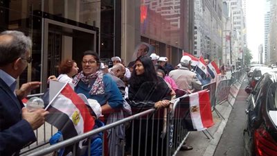 وقفة حاشدة للمصريين تأييدا للرئيس السيسي أمام مقر إقامته