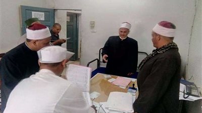 إحالة 52 إداريًا ومفتشًا بأوقاف ديروط والقوصية للتحقيق.. صور