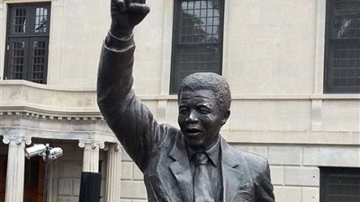 نيلسون مانديلا.. قديس السياسة