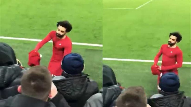 محمد صلاح يهدي قميصه