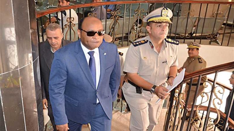 مدير الأمن يستخرج