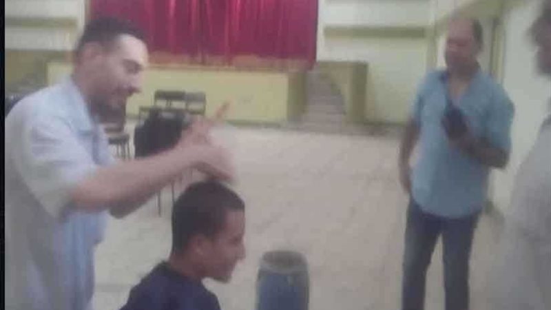 مدير مدرسة يحلق شعر