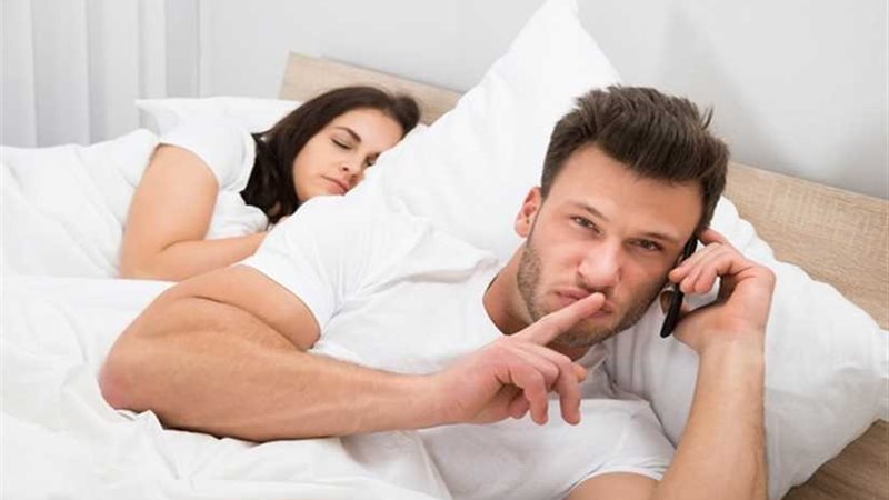 الحائر بين زوجته