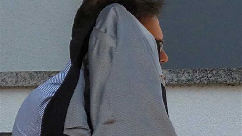 مدرس إنجليزي يقطع