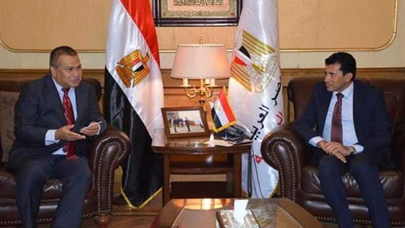 وزير الرياضة يبحث