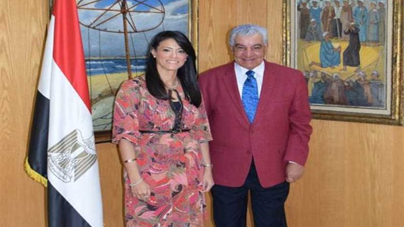 وزيرة السياحة تبحث