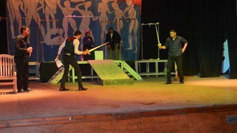 200 مسرحي في مهرجان