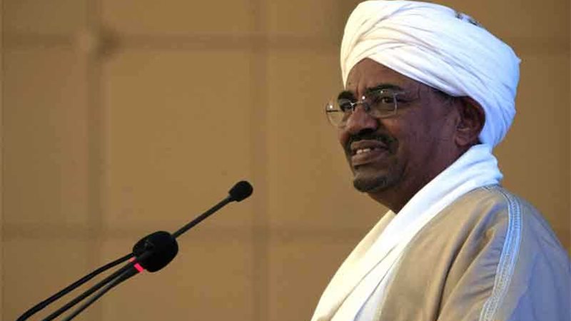 الرئيس البشير يمنح