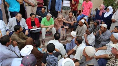 محافظ المنوفية يستمع لمطالب كفر الشرفا على سلالم الوحدة الصحية