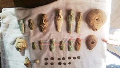 ضبط ٢٩ قطعة أثرية تضم تماثيل وعملات معدنية بمنزل عامل بملوى