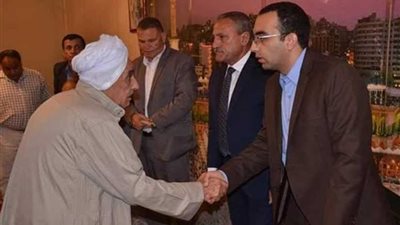 محافظ الإسماعيلية يعزي في التلميذة ضحية حادث 