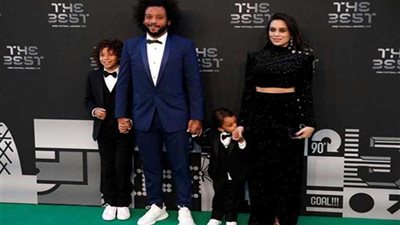 مارسيلو برفقه عائلته على السجادة الخضراء لحضور حفل The best