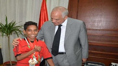 محافظ الجيزة يحقق رغبة طالب في مقابلته