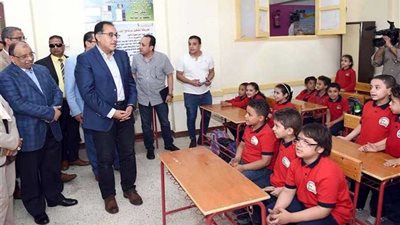 رئيس الوزراء يحاور أطفال مدرسة الشروق بسوهاج.. صور