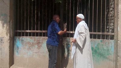 محامٍ يمنع المسؤولين من دخول مدرسة حكومية ببني سويف