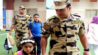 شاهد..عناصر من القوات المسلحة تصطحب أبناء الشهداء في الأسبوع الأول من المدارس