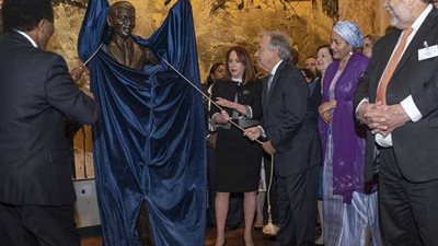 تمثال نيلسون مانديلا هدية 