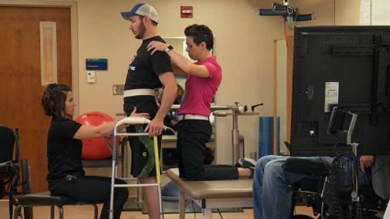 مشلول يمشي مرة أخرى