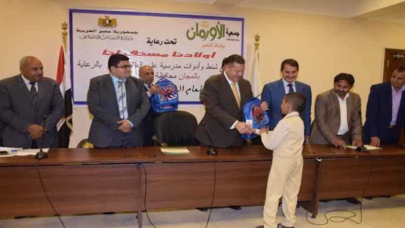 محافظ بني سويف يسلم