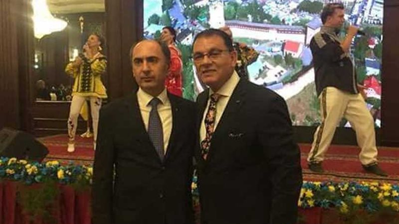 حاتم باشات يستمع