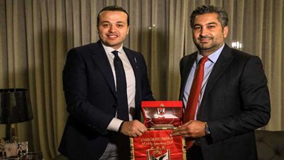 الأهلي يهدي درع النادي لرئيس نادي النجمة