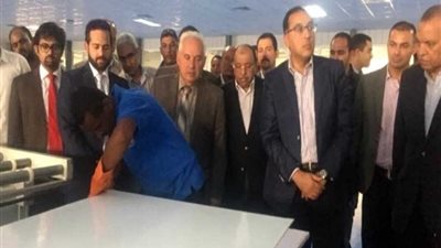 ‏‫‏مدبولي يتفقد مصنع إنتاج الخلايا الشمسية بقفط‫