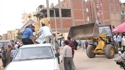 حملة لإزالة الإشغالات بموقف سيارات الأزهر بأسيوط