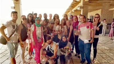الجيزة تستقبل السائحين بالورود فى اليوم العالمى للسياحة