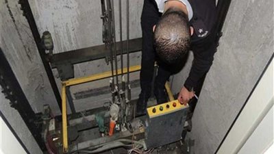 الحماية المدنية تخرج 3 عالقين داخل مصعد بمدينة نصر