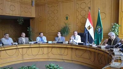 محافظ الإسماعيلية يؤكد ضرورة حل مشكلات كثافة الفصول وعجز المعلمين