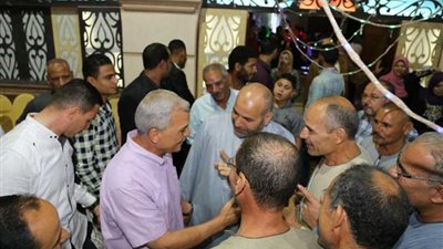 محافظ المنوفية يهنئ عروسين ويعد المواطنين بتحسين الخدمات