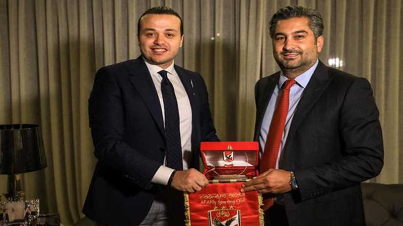 الأهلي يهدي درع النادي