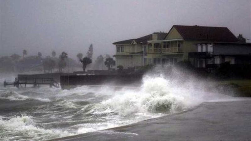 تحذير من إعصار قوي
