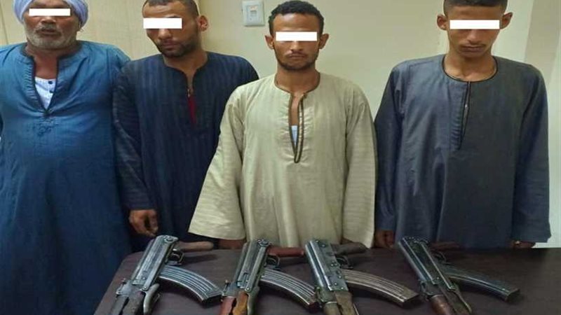 ضبط ٤ بنادق آلية