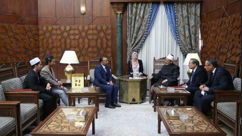 خلال لقائه الإمام