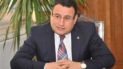 محافظ الإسكندرية يشارك في وضع إكليل من الزهور على النصب التذكاري للشهداء