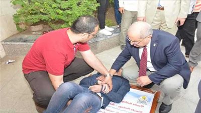 رئيس جامعة أسيوط يوقع الكشف الطبى على طالب سقط من الدور الثالث.. (صور)