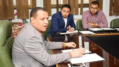 نائب رئيس جامعة أسيوط يجتمع باتحاد الطلاب.. صور