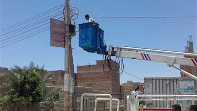 صيانة أعمدة الإنارة بقرى مركز مغاغة بالمنيا
