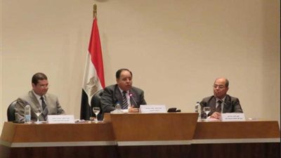وزير المالية يؤكد الالتزام بصرف رواتب العاملين بالدولة من 24 وحتى 28