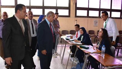 رئيس جامعة أسيوط في جولة تفقدية لاختبارات فيروس 